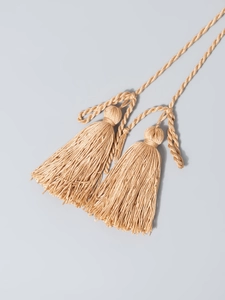 Borsa a secchiello da spiaggia in paglia intrecciata con nappe decorative lucide