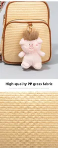 Detail der beigen Stroh-Umhängetasche mit Plüschschwein-Anhänger und Material-Nahaufnahme