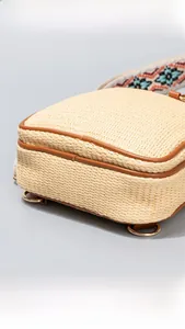 Detailansicht des gewebten Taschenbodens mit braunen Lederkanten und Metallring-Verschlüssen