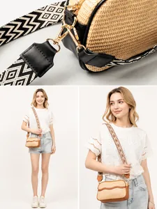 Detail van stro geweven crossbodytas met afneembare kleurrijke jacquard schouderbanden
