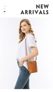 Bolso saco marrón de cuero con textura de lichi llevado por una modelo femenina