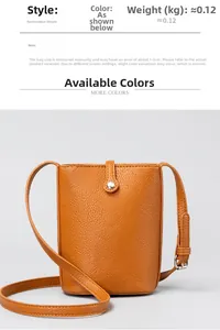 Detalle de bolso para móvil en cuero color caramelo con textura de grano y broche de metal