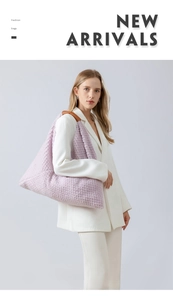 Detalle del bolso de hombro de felpa lavanda con asa de cuero marrón y textura