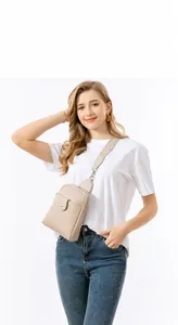 Detalle del bolso bandolera beige en piel con correa bohemia de estilo étnico