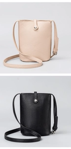 Detalle de bolsos para móvil en cuero PU beige y negro con textura de litchi y botones
