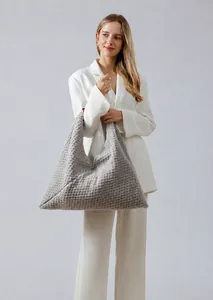 Detalle de la textura de bolso de hombro de felpa gris con material de borreguito suave