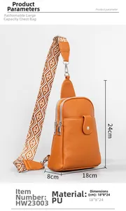 Detalle del bolso de pecho naranja en cuero PU con correa tejida de motivos geométricos