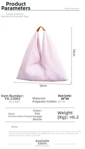 Vista detallada del bolso rosa con textura de burbujas y medidas de 58 cm x 58 cm