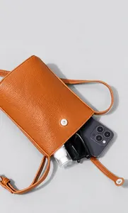Detalle que muestra la gran capacidad del bolso bandolera de cuero PU marrón texturizado