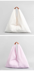 Primer plano de bolsos triangulares de felpa con textura de panal y asas de cuero café