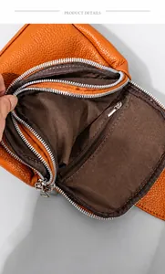 Vista detallada del bolso bandolera naranja con textura de grano y varios compartimentos