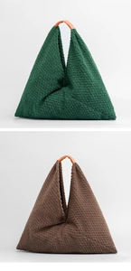 Detalle de bolsos triangulares de lana de cordero en verde oscuro y marrón con asas de cuero