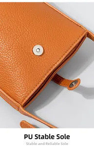 Vista detallada del bolso de cuero PU naranja con hebilla magnética y costura de calidad