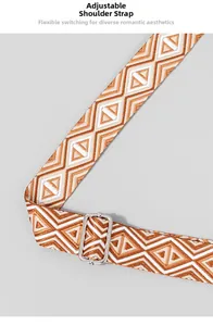 Detail van verstelbare geweven riem met geometrisch patroon en metalen gesp