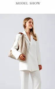 Detalle del bolso tote de felpa suave con correa de cuero y textura de piel sintética beige