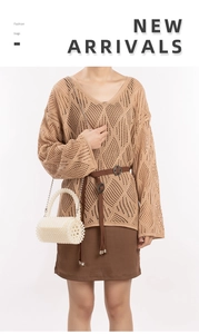 Elegante borsa a cilindro fatta a mano in perle bianche con un completo in maglia marrone