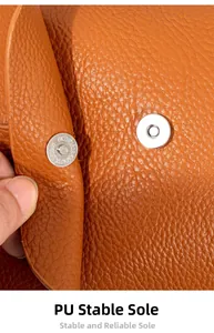 Makroaufnahme von strukturiertem PU-Leder mit Narbung und silbernem Magnetverschluss