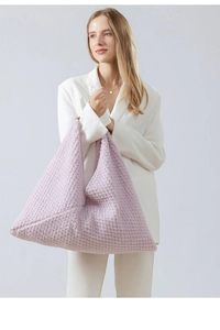 Detalle del bolso tote triangular de felpa lavanda con textura suave de piel sintética