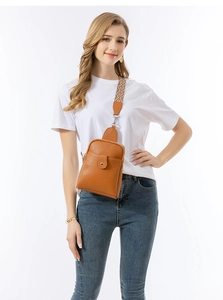 Bolso de pecho marrón en cuero sintético de grano con correa ancha de estilo étnico