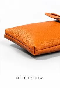 Detailaufnahme von orangefarbenem PU-Leder mit Narbenstruktur und feinen Nähten