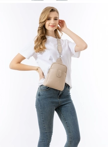 Detalle de bolso de pecho beige en cuero PU granulado con correa de diseño geométrico