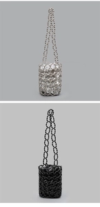 Details von silbernen und schwarzen Perlen-Beuteltaschen mit Metallnetz und Kordelzug