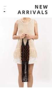 Détail d'un sac à main tissé à la main avec franges noires et perles de pierre ambrées