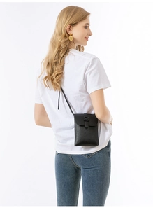 Seitenansicht der schwarzen Mini-Handytasche aus PU-Leder mit Narbung an einem Model