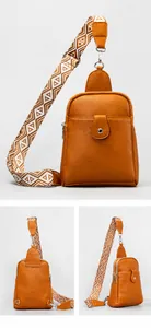 Detalle del bolso bandolera de cuero marrón con correa tejida de patrones geométricos