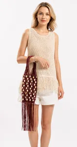 Détail du sac tissé rouge foncé avec perles beiges et franges au style bohème