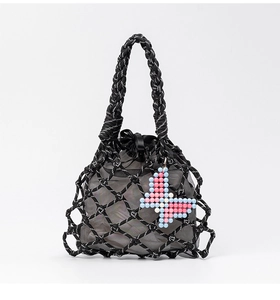 Detail der handgewebten schwarzen Netztasche mit buntem Perlen-Schmetterlingsanhänger