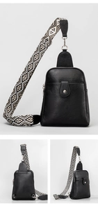 Detalle de bolso bandolera negro con textura de grano y correa de patrón geométrico