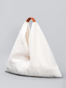 Bolso tote triangular de felpa blanca con asas de cuero marrón para otoño e invierno