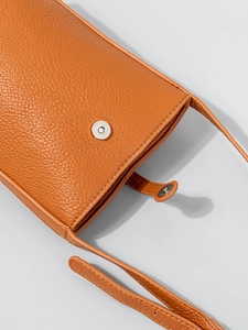 Bolso de hombro naranja vibrante en cuero granulado con cierre magnético plateado