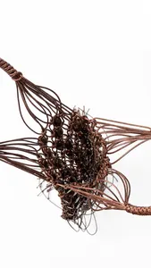 Gros plan sur la maille en corde cirée marron tissée main avec perles du sac