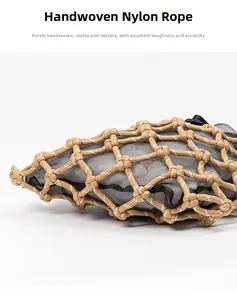 Makro-Detail der handgewebten Nylon-Netztasche mit Textur und innerem Kordelzugbeutel