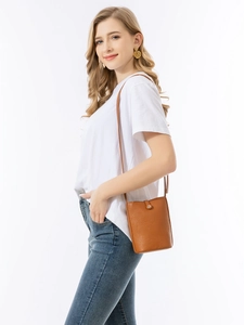 Bolso tipo cubo minimalista de cuero PU marrón con textura de grano y cierre magnético