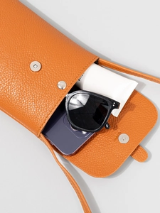 Orangefarbene Handy-Umhängetasche aus genarbtem Leder mit Magnetverschluss und Stauraum