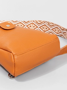 Bolso de pecho naranja en cuero PU con textura litchi y correa ancha geométrica