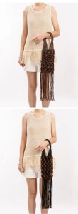 Détail de sacs à franges tissés à la main avec perles d'ambre en marron foncé et noir