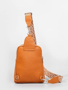 Bolso de pecho naranja en cuero granulado con correa ajustable de jacquard geométrico