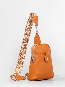 Bolso de pecho cruzado naranja con textura de lichi y correa ancha geométrica