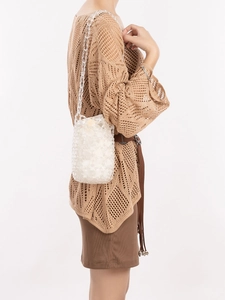 Weiße Perlen-Beuteltasche mit langer Kette und Innenfutter an einem Modell gezeigt