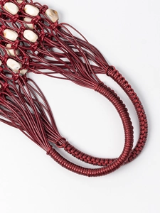 Sac à main tissé main en corde cirée rouge foncé avec perles en pierre sur fond blanc