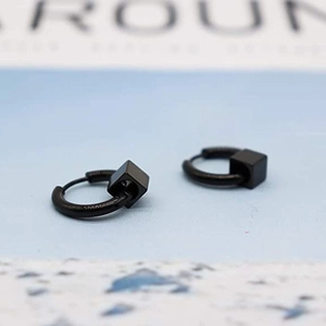 Orecchini a cerchio neri in acciaio inossidabile con ciondolo a cubo geometrico per uomo e donna