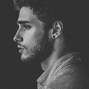 Πλευρική όψη ανδρικού μοντέλου που φοράει μινιμαλιστικά μαύρα μαγνητικά σκουλαρίκια