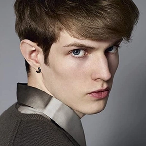 Aros negros clásicos para hombre usados por un modelo en un primer plano de estudio de calidad