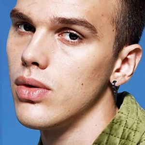 Boucle d'oreille noire pour homme avec pendentif long cône portée par un mannequin