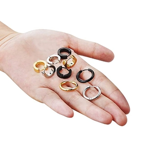Set classico di 12 orecchini a cerchio in metallo nei colori oro, argento e nero