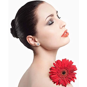Orecchini a lobo classici in argento con zirconi tondi per un look elegante e sobrio